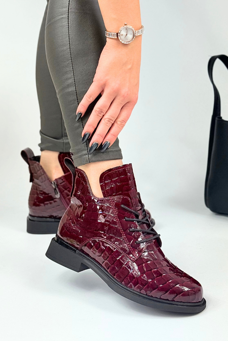 Černé lakované kotníkové boty značky Filippo