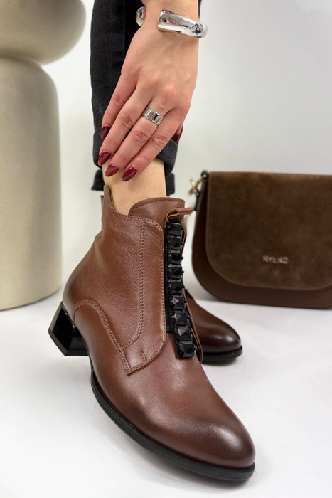 Černé dámské krátké kožené kotníkové boty Kordel na vysokém podpatku