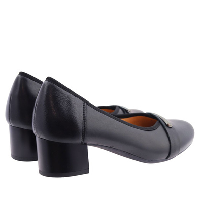 Kožené lodičky s ozdobným páskem na nízkém bloku