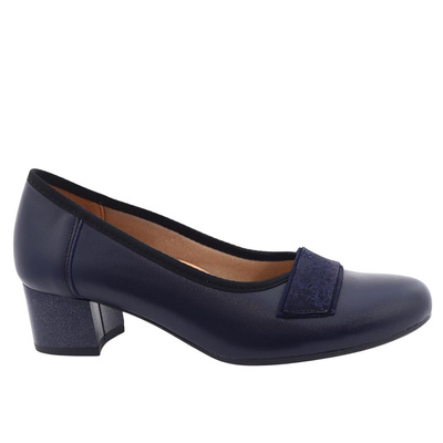 Galantní tmavě modré kožené lodičky na nízkém podpatku