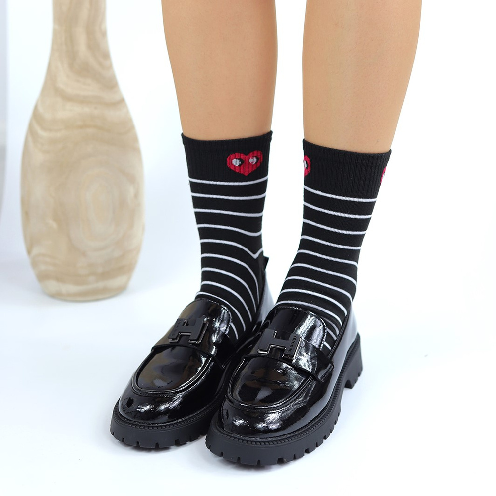 Černé kožené slip-on boty s lakovaným zdobením