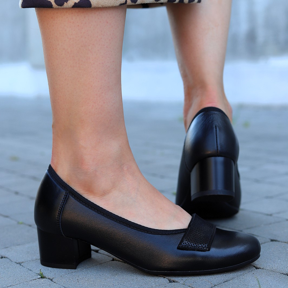 Dámské kožené lodičky s ozdobným páskem na špalík