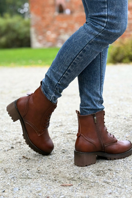 Černé kotníkové boty Potocki s ozdobným podpatkem