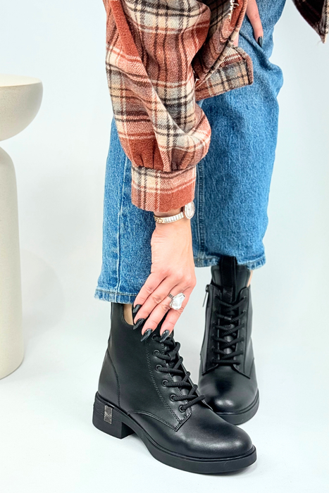 Tmavě béžové prolamované kotníkové boty vyrobené ze semišové ekokůže