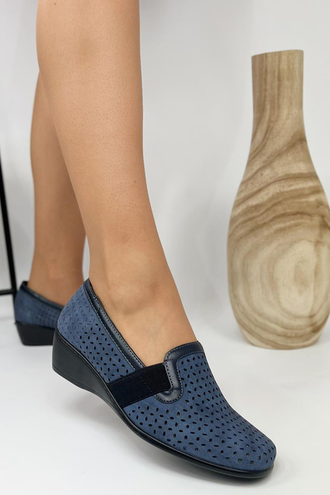 Námořnicky modré prolamované boty s nazouvacími klínky