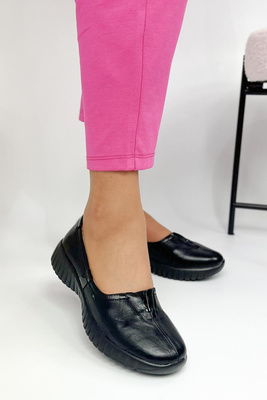 Černé boty na platformě s gumičkou vpředu