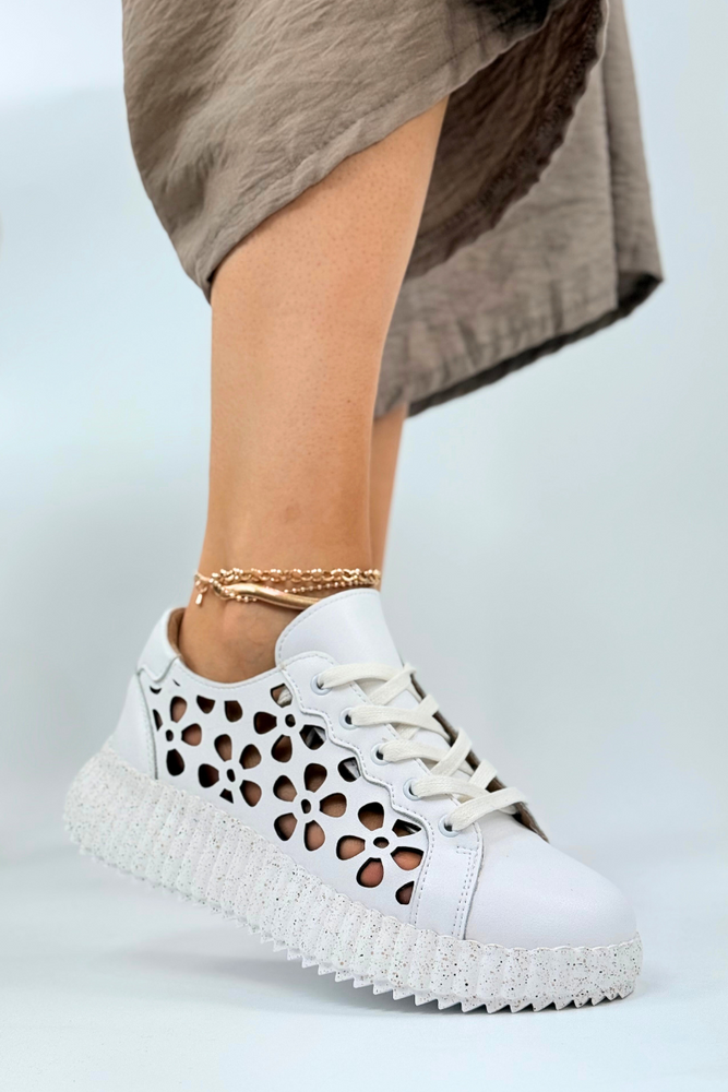 Módní prolamované kožené boty na béžové platformě