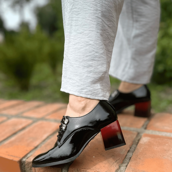 Černé boty, lakované na stínovaném bloku Potocki