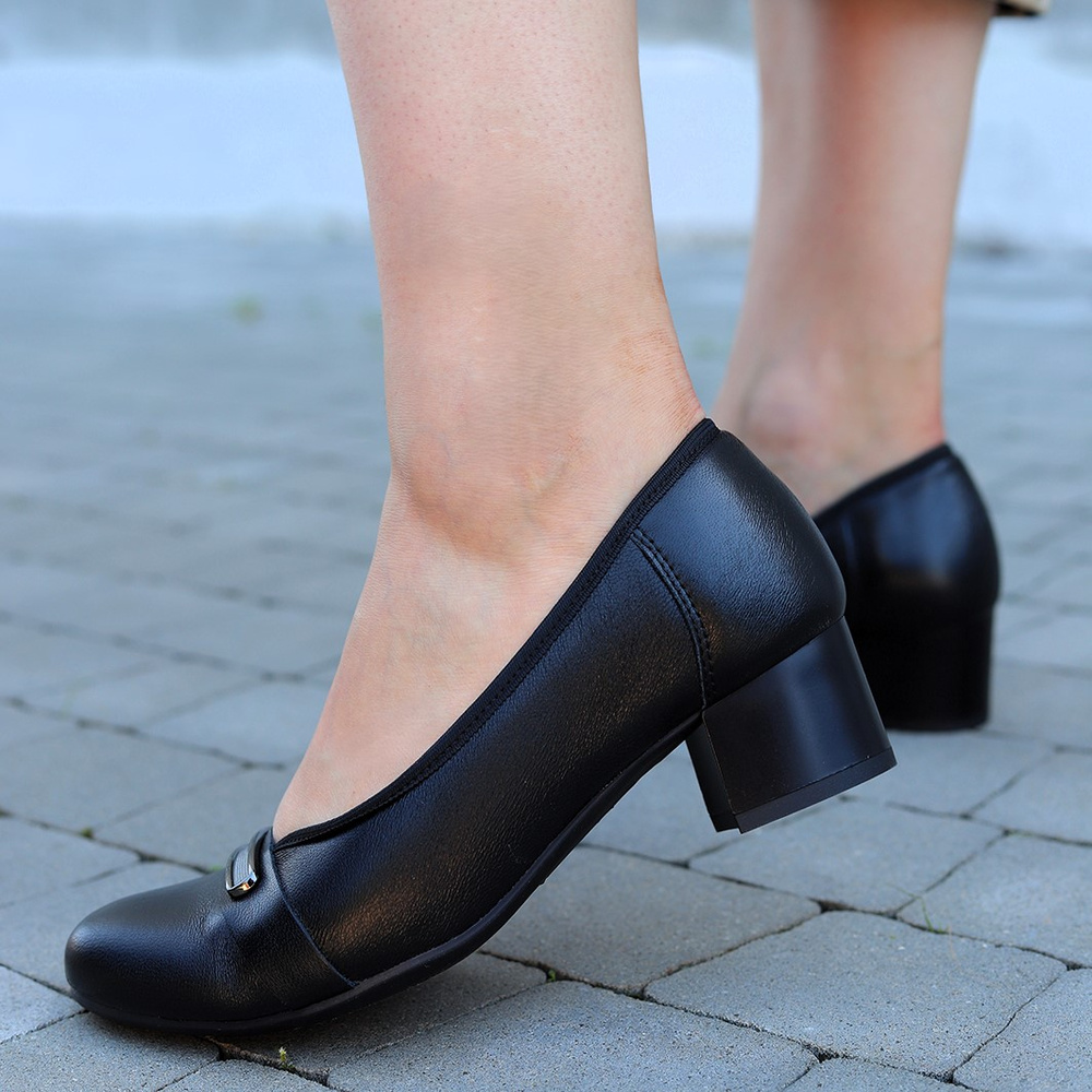 Kožené lodičky s ozdobným páskem na nízkém bloku