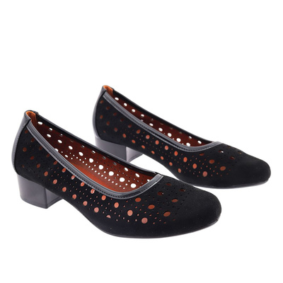 Černé semišové prolamované lodičky