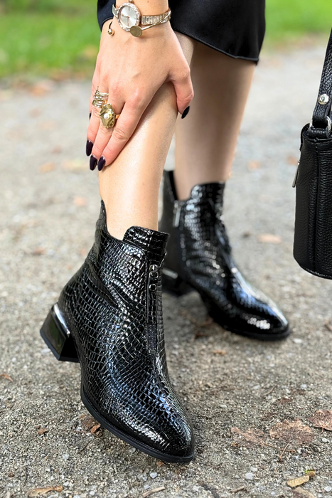 Ploché, zateplené černé semišové kotníkové boty