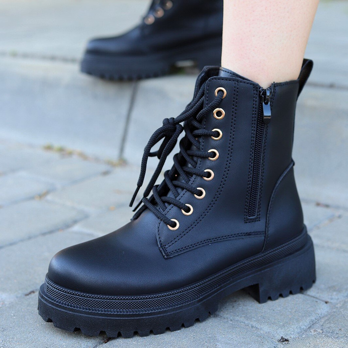 Dámské černé traperky se silnější podrážkou. Zprávy