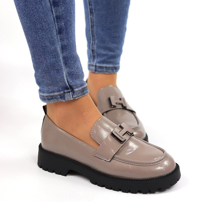 Béžové kožené boty se silnější, lakovanou podrážkou