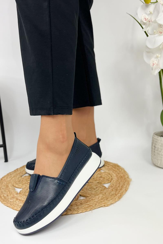 Děrované kožené slip-on boty v tmavě modré barvě