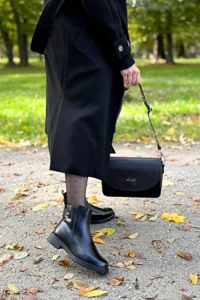 Dámské černé kotníkové boty na šněrování