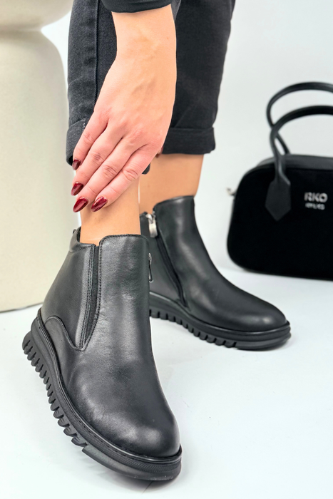 Dámské černé kožené kotníkové boty na silné platformě se tkaničkami