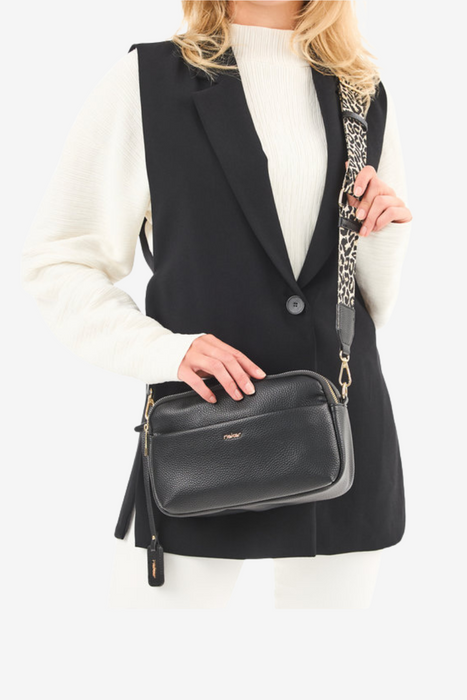 Hnědá taška přes rameno s přívěskem Rieker