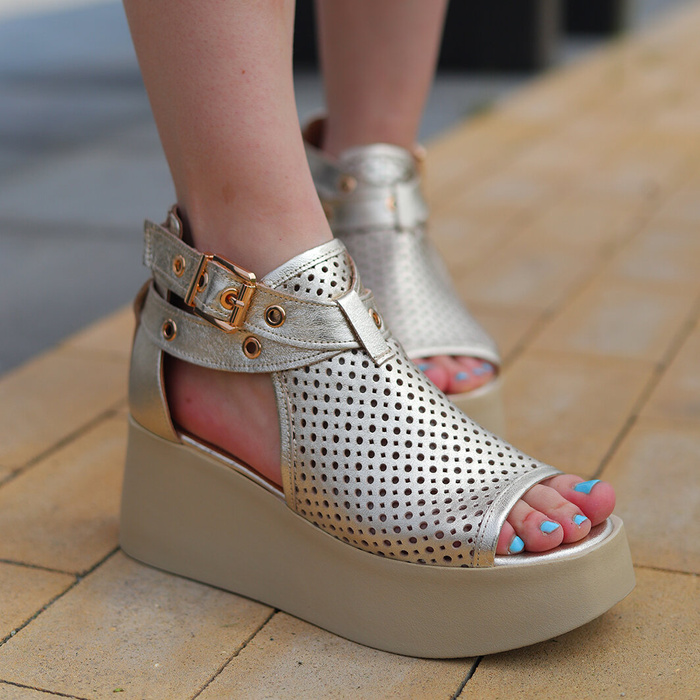 Zlaté prolamované kožené sandály Venetti