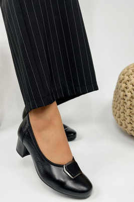 Černé kožené lodičky na bloku s ozdobou