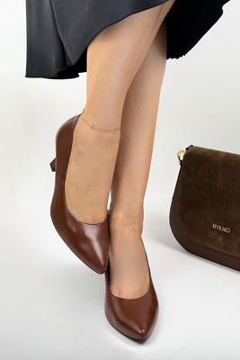 Černé semišové kotníkové boty se zipem vzadu