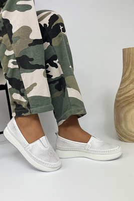 Perforované bílé kožené boty na platformě