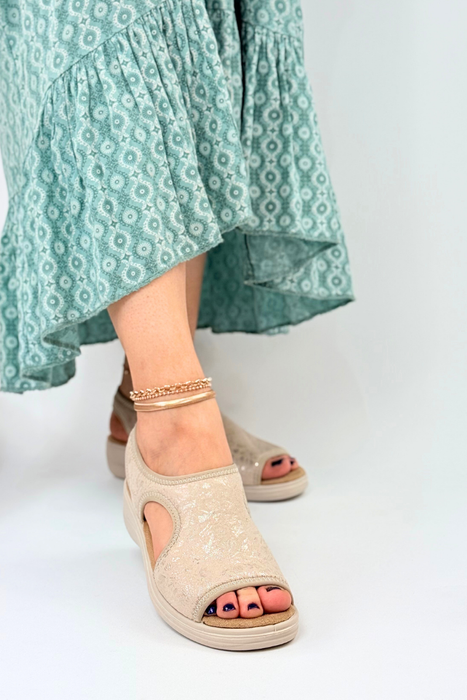 Dámské béžové sandály s perforovaným blokem