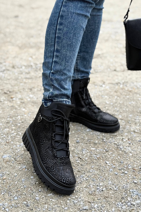 Černé lakované kotníkové boty značky Filippo