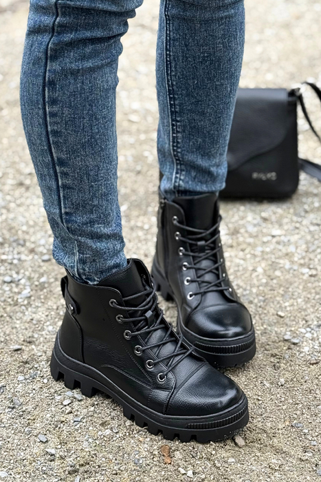 Dámské černé kotníkové boty na šněrování