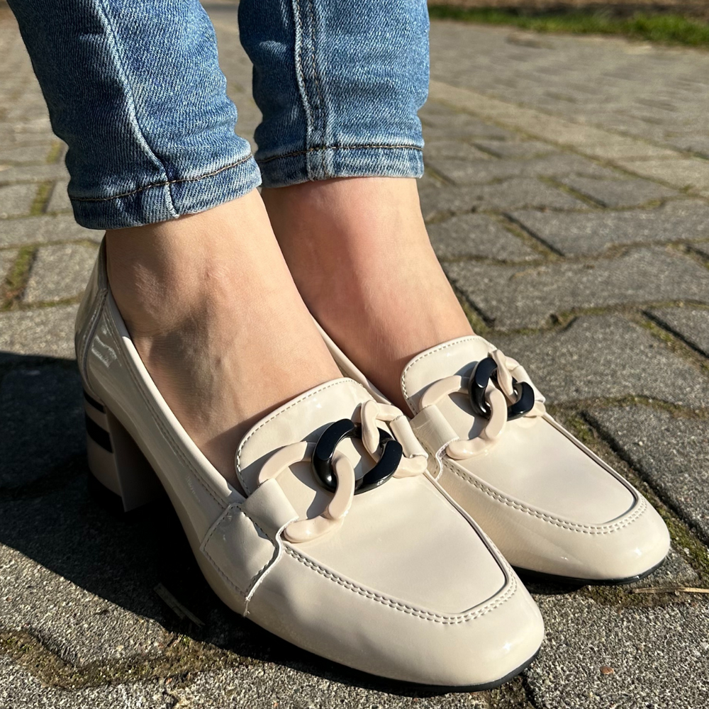 Béžové lakovky na ozdobném podpatku značky Vinceza