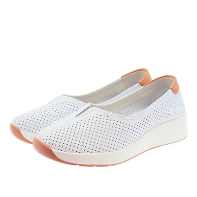 Bílé nazouváky z perforované kůže