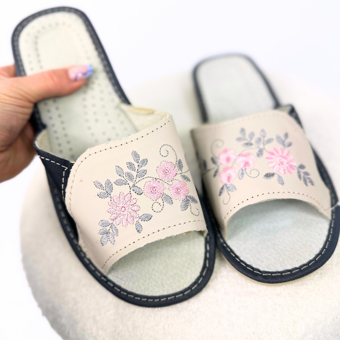 Domácí kožené žabky s květinovou výšivkou