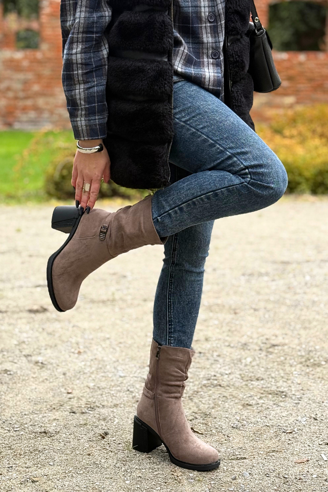 Béžové semišové kovbojské boty na vysokém podpatku