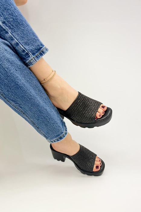 Dámské černé žabky s blokem a platformou