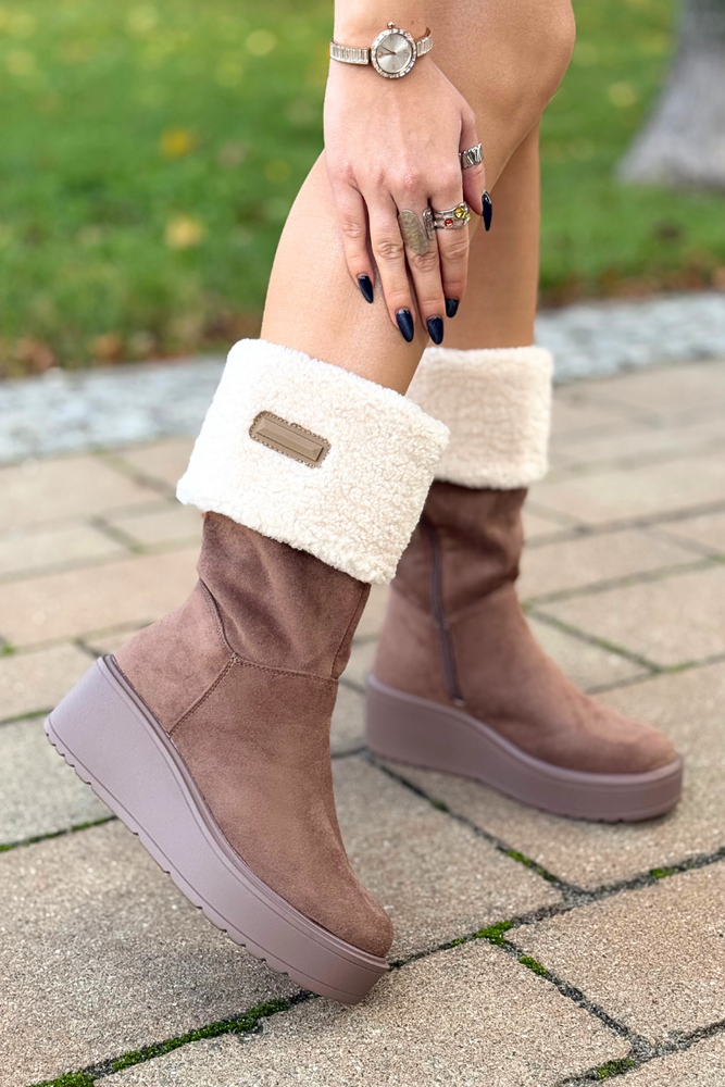 Béžové prolamované jarní kozačky