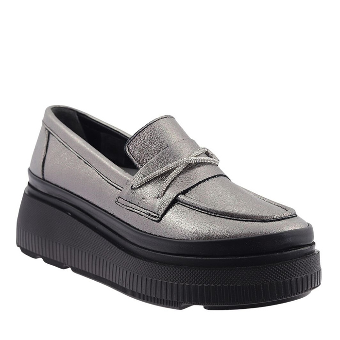 Stříbrné kožené mokasíny s kamínkovými pásky na platformě