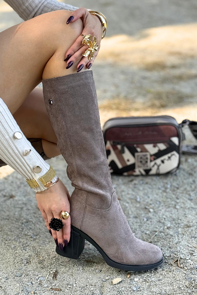 Béžové semišové kozačky s blokem Potocki