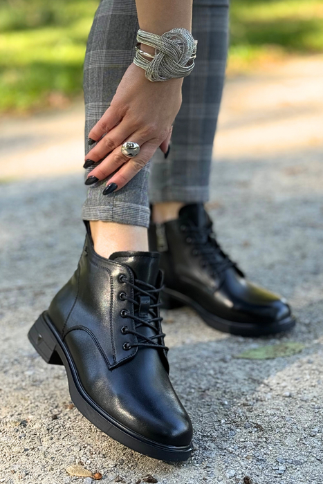 Tmavě béžové prolamované kotníkové boty vyrobené ze semišové ekokůže