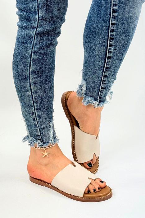 Světle zlaté kožené žabky značky Tamaris