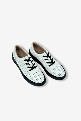 Bílé kožené boty s perforací na platformě