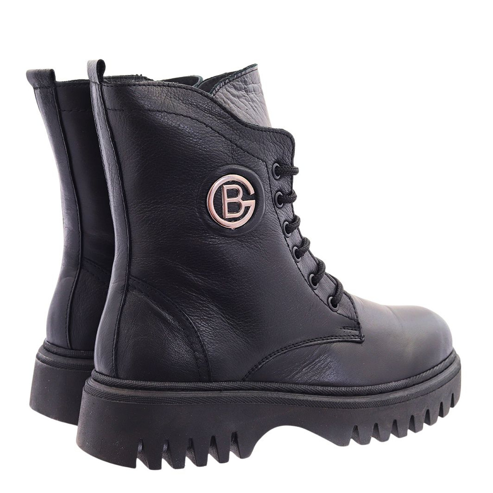 Černé kožené kotníkové boty s vysokými tkaničkami na platformě