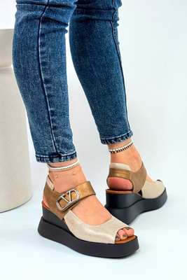 Zlaté sandály na klínku z ekokůže se suchým zipem