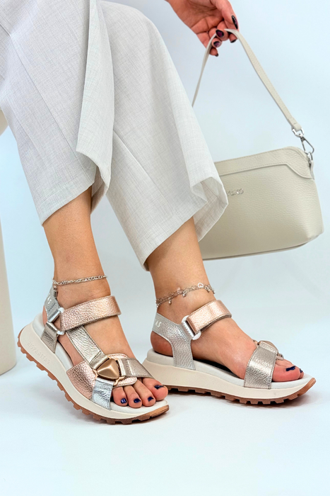 Sandály Hispanitas na klínku se suchým zipem, stříbrné a zlaté