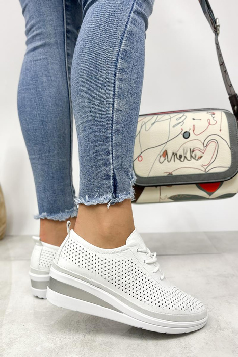 Bílé prolamované kožené boty se šněrovacími klínky