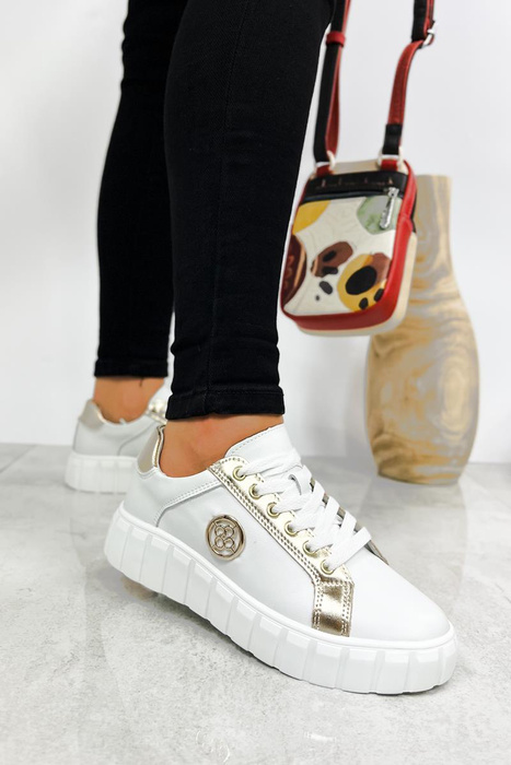 Bílé a zlaté sportovní boty na platformě