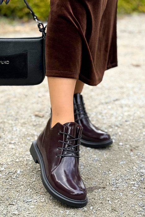 Loretta Vitale černé lakované kotníkové boty na šněrování