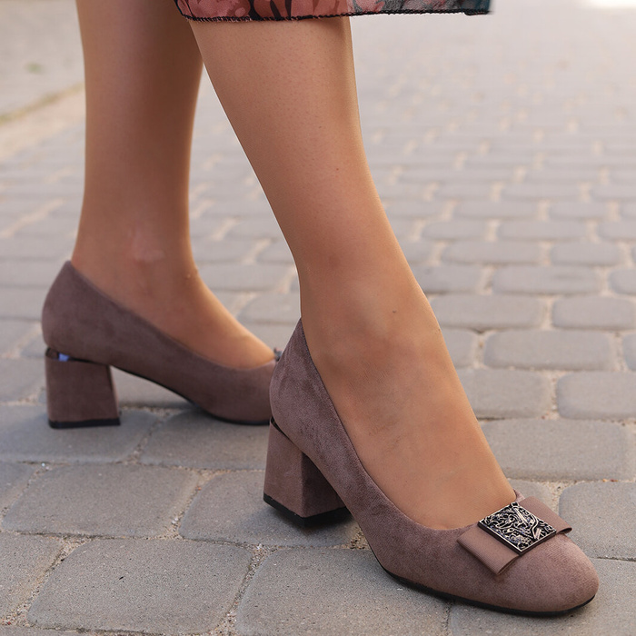 Semišové lodičky na taupe bloku T. Sokolski