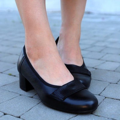 Dámské kožené lodičky s ozdobným páskem na špalík