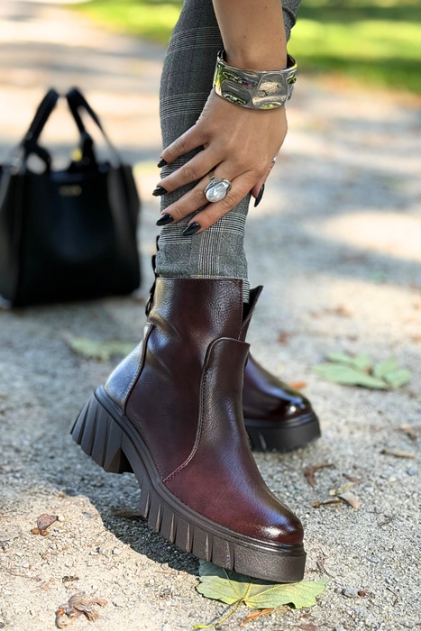 Černé kozačky nad kolena s blokem s decentním zdobením