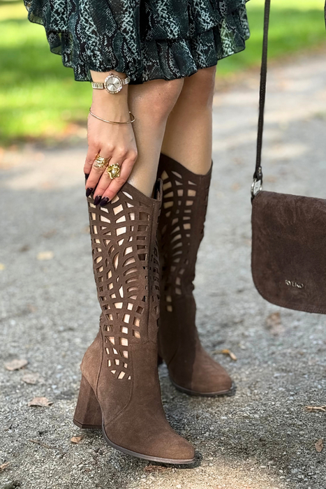 Béžové sametové kožené kozačky na vysokém podpatku Exquisite