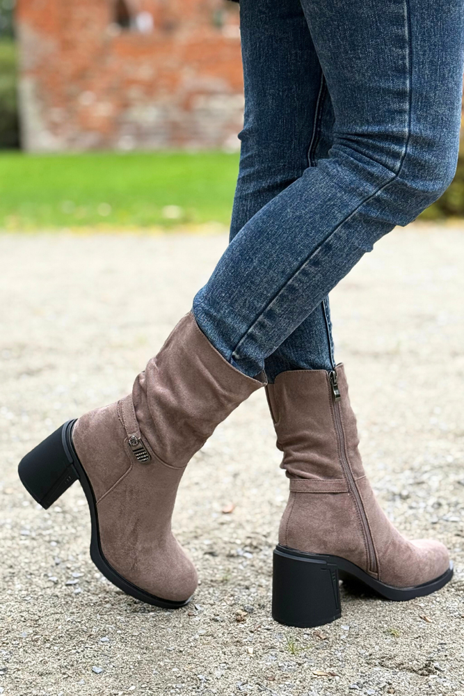 Béžové semišové kovbojské boty na vysokém podpatku